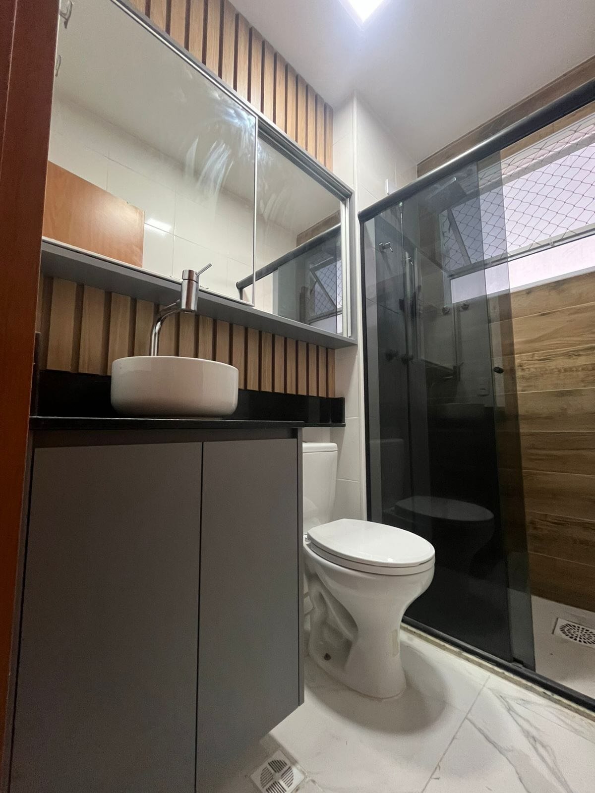 Banheiro moderno completo