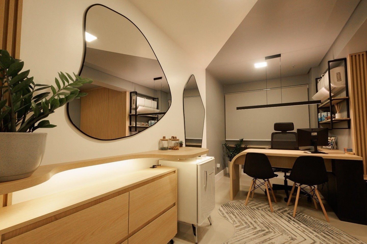 Escritório com espelhos orgânicos