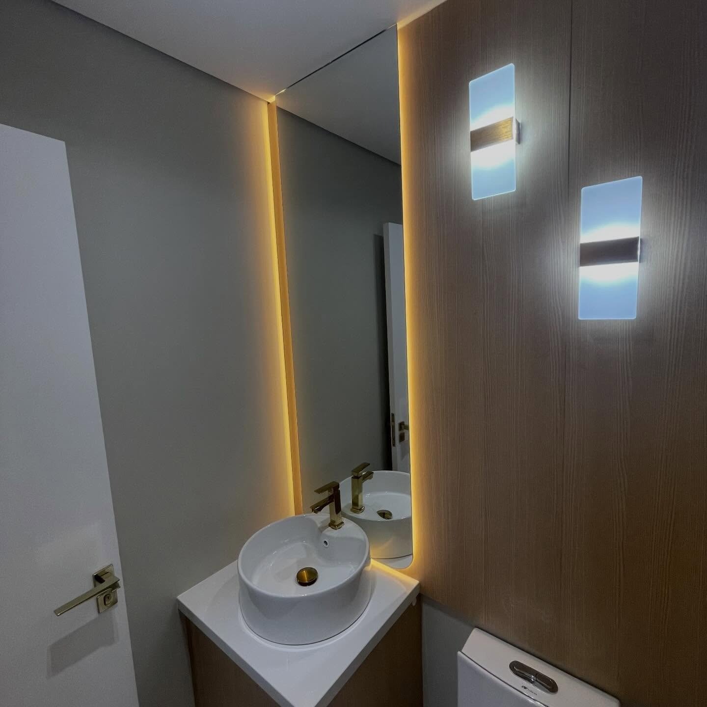 Lavabo com LED dourado