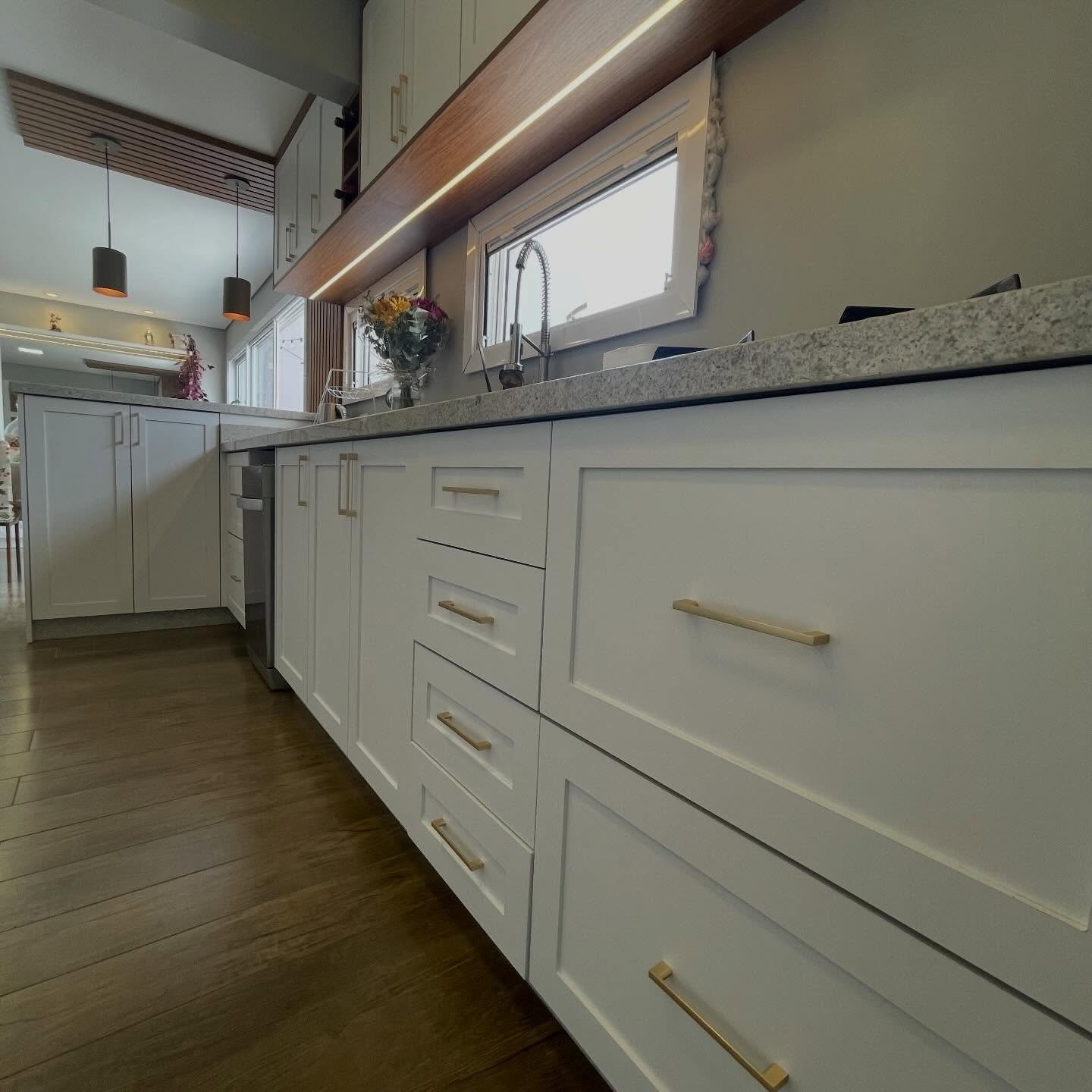 Cozinha Neoclássica Branca